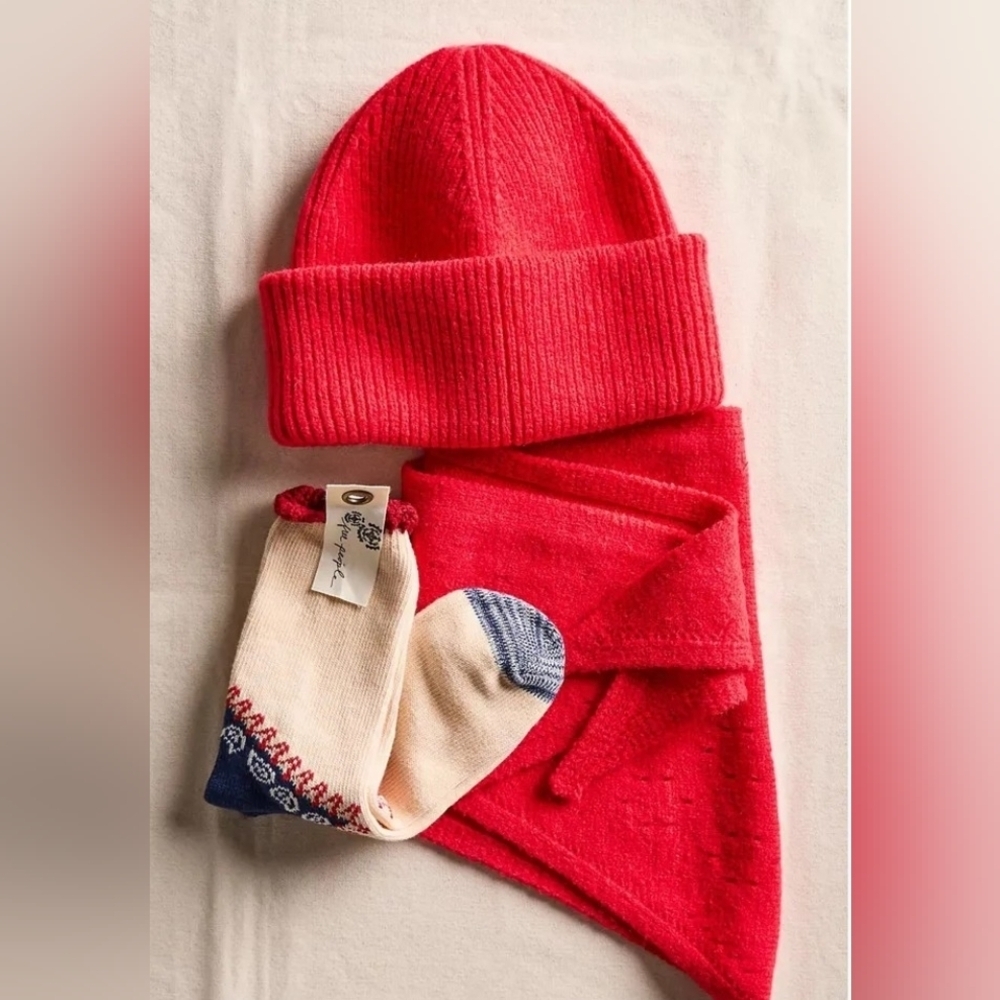Free People Hat,Socks and Scarf Set..NWT  78 Retail